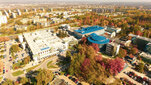 Zdjęcie przedstawia panoramę kompleksu szpitalnego z lotu ptaka. 