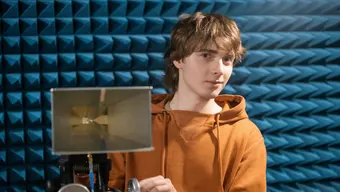 na zdjęciu młody mężczyzna - student ze specjalistycznym sprzętem.