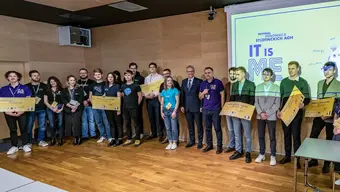 Zdjęcie grupowe wykonane podczas festiwalu. Obok siebie w rzędzie stoją autorzy projektów.