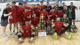 Zdjęcie całej drużyny z pamiątkowym pucharem