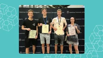 Na zdjęciu reprezentacja AGH (trzech studentów i studentka). Trzy osoby na zdjęciu trzymają w dłoniach pamiątkowe dyplomy.