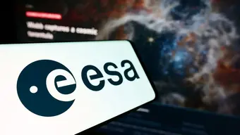 Grafika z nazwą i logotypem ESA. W tle zdjęcie przestrzeni kosmicznej.