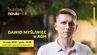 Zdjęcie bohatera spotkania. Po lewej jego imię i nazwisko, data i miejsce spotkania oraz napis "Bunkier Nauki".
