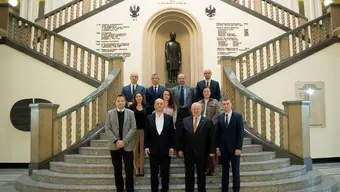 Image of the representatives of AGH University authorities and Comarch management in front of the staircase in the main building of the AGH University