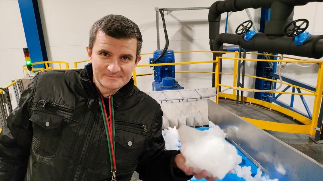 Na zdjęciu Łukasz Mika podczas kontroli produkcji lodu.