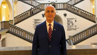 Zdjęcie prof. Radulescu stojącego w holu budynku głównego AGH.