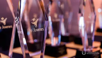 Grafika dekoracyjna - kilka szklanych statuetek