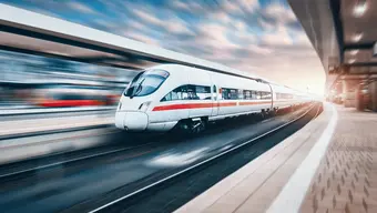 Element dekoracyjny: zdjęcie pędzącego z dużą prędkością pociągu