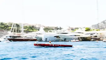 Zdjęcie Celki na morzu. Wzdłuż widocznej na drugim planie linii brzegowej - zacumowane łodzie i katamarany.