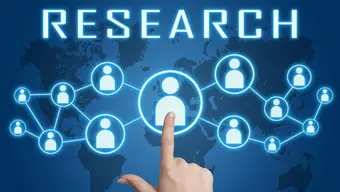 Grafika ilustracyjna: słowo "RESEARCH" nad mapą świata z siecią połączonych ikon symbolizujących ludzi, a na pierwszym planie dłoń wskazująca jedną z ikon.