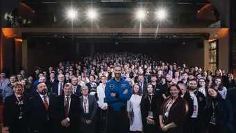 Grupowe zdjęcie ze Sławoszem Uznańskim-Wiśniewskim uczestników spotkania w U-2