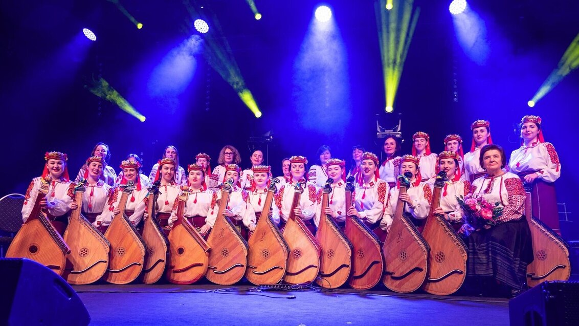 Grupowe zdjęcie sceniczne Ludowej Kapeli Bandurzystek „Zorianycia”. 