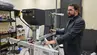 Naukowiec stojący w laboratorium przy aparaturze