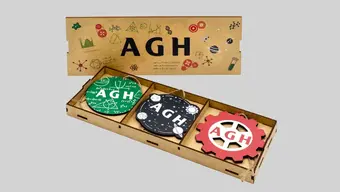 Zdjęcie oferowanych przez sklep ozdób świątecznych z logotypem AGH.