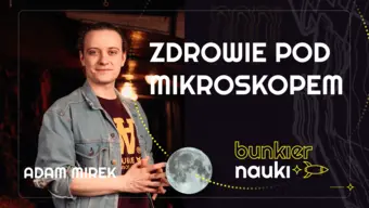 Grafika ilustracyjno-informacyjna z podtytułem odcinka („Zdrowie pod mikroskopem"), imieniem i nazwiskiem gościa-rozmówcy oraz jego zdjęciem.