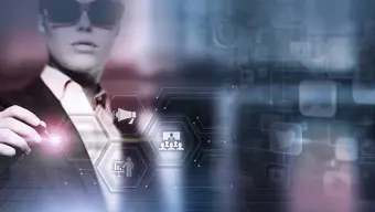 Grafika promująca spotkanie w dniu 16 maja 2024 Postać w garniturze i różowych okularach oraz logotypy różnych mediów społecznościowych