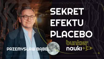 Grafika ilustracyjno-informacyjna z podtytułem odcinka („Sekret efektu placeboć"), imieniem i nazwiskiem gościa-rozmówcy oraz jego zdjęciem.