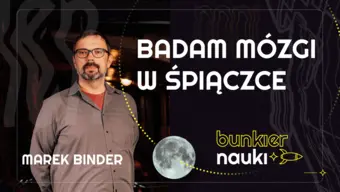 Grafika ilustracyjno-informacyjna z podtytułem odcinka („Badam mózgi w śpiączce"), imieniem i nazwiskiem gościa-rozmówcy oraz jego zdjęciem.