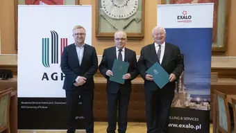 Trzy osoby prezentują podpisane dokumenty.
