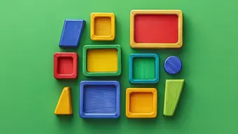 Grafika dekoracyjna. Na zielonym tle rozmieszczono różnokolorowe drewniane klocki o zróżnicowanych kształtach: prostokąty, kwadraty, trójkąt i koło. Kolory klocków — czerwony, niebieski, żółty i zielony — symbolizują różnorodność i współistnienie. Układ klocków może być interpretowany jako metafora inkluzywności, gdzie każdy kształt i kolor ma swoje miejsce i znaczenie, niezależnie od formy.