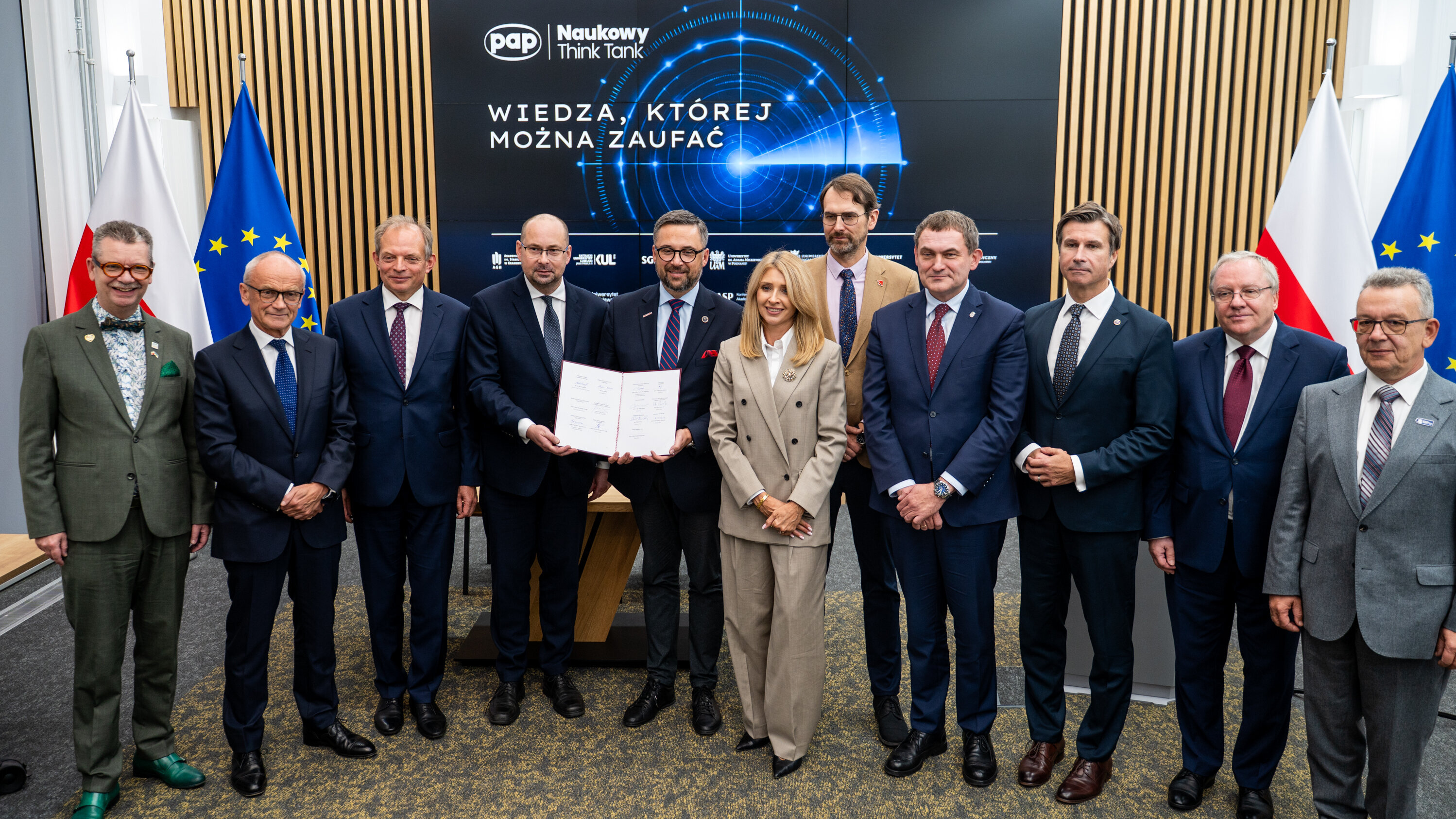 Grupowe zdjęcie sygnatariuszy porozumienia