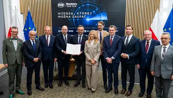Grupowe zdjęcie sygnatariuszy porozumienia