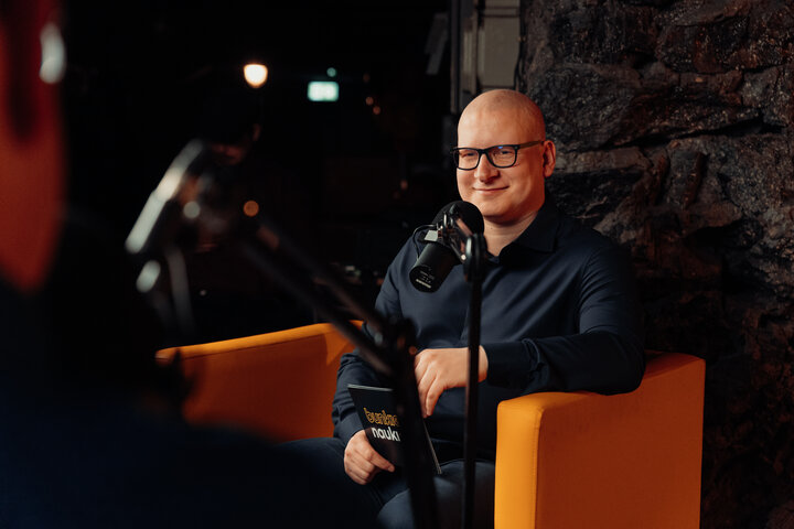 Studio nagrań Bunkra Nauki. W żółtym fotelu siedzi Krzysztof Kluza