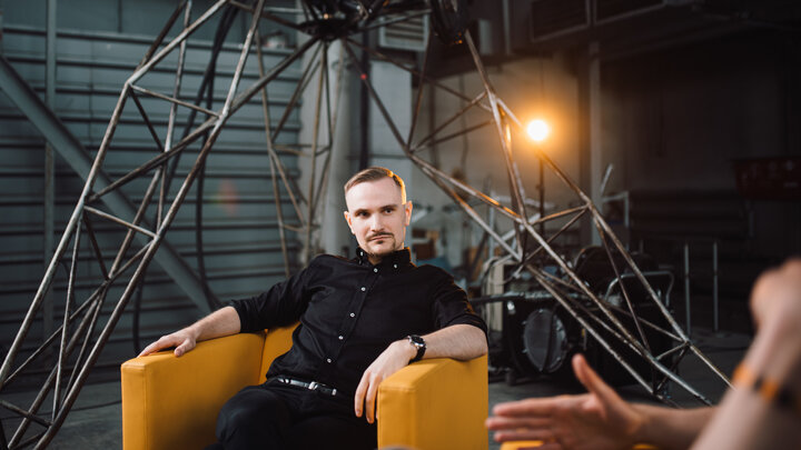 Studio nagrań Bunkra Nauki. W żółtym fotelu siedzi ubrany na czarno Krzysztof Maj.