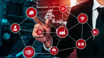 Artystyczna wizja specjalisty, który zarządza działaniem fabryki przy pomocy nowych technologii takich jak: AI, Wi-Fi czy przetwarzanie w chmurze.