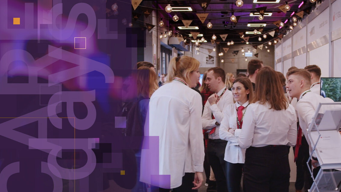 Grafika będącą połączeniem zdjęcia przedstawiającego scenę z targów pracy oraz usytuowanego z boku pionowego napisu "CAREER DAYS". W centrum zdjęcia znajduje się grupa osób stojąca pomiędzy stoiskami wystawienniczymi. Osoby ubrane są biznesowo i rozmawiają ze sobą.