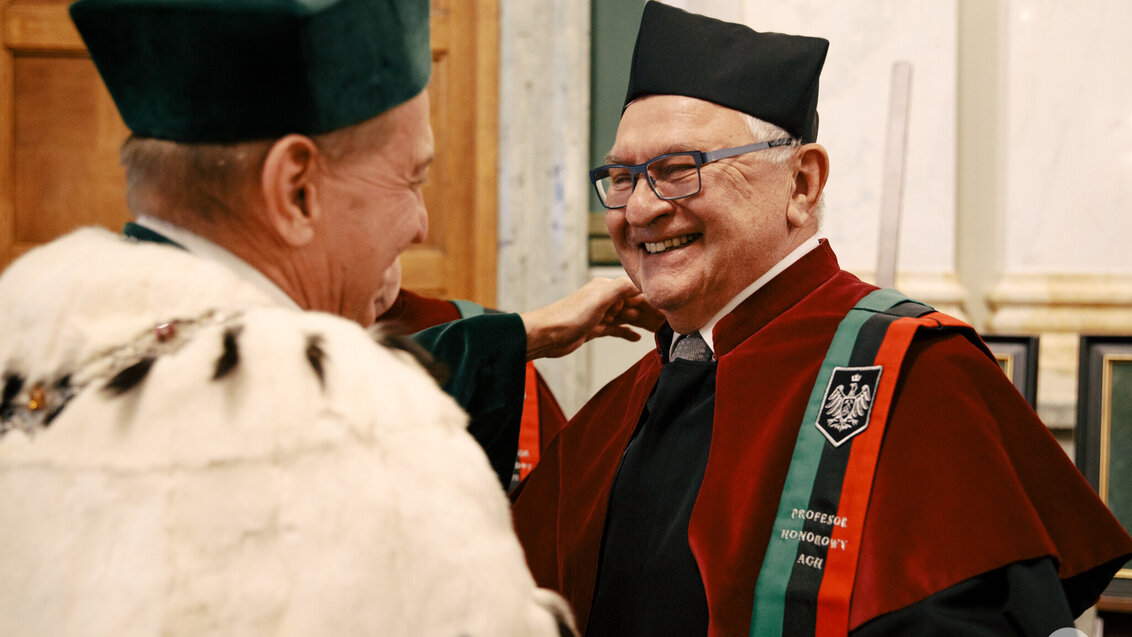 Na zdjęciu Rektor AGH składa gratulacje prof. Januszowi Łukszy. Zdjęcie wykonane w auli AGH.