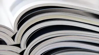 Grafika dekoracyjna - stos otwartych czasopism