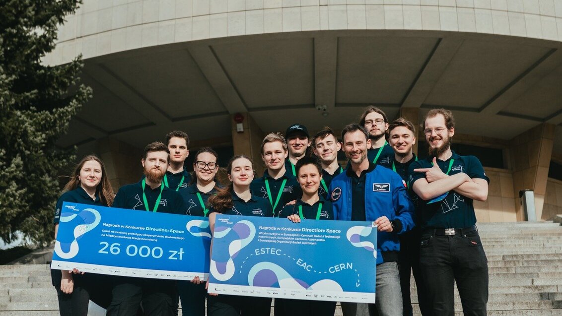 Image of the AGH Space Systems team in front of a building with the award in the Direction:Space competition