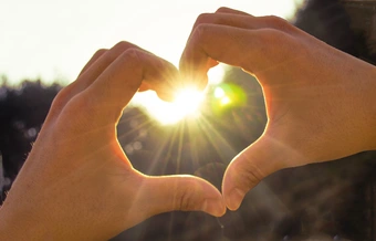 Na zdjęciu dłonie składające się w kształt serca