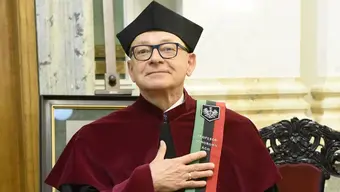 Na zdjęciu prof. Janusz Kowal - tuż po uhonorowaniu, z przypiętym do togi epitogium.