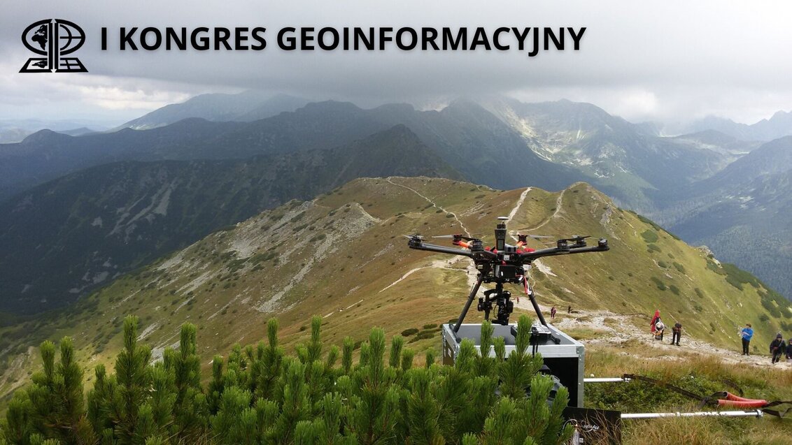 Zdjęcie drona unoszącego się nad szczytami gór. Na górze zdjęcia czarny napis z nazwą kongresu. 