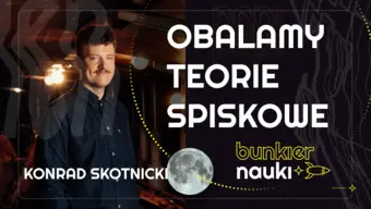 Grafika ilustracyjno-informacyjna z podtytułem odcinka („Obalamy teorie spiskowe”), imieniem i nazwiskiem gościa-rozmówcy oraz jego zdjęciem.