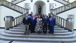 Grupowe zdjęcie delegatów oraz gospodarzy (4 kobiety i 6 mężczyzn) wykonane na schodach w reprezentacyjnym holu na parterze budynku głównego AGH.