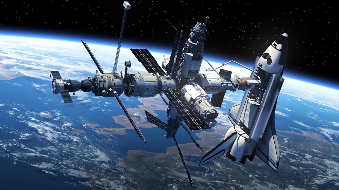 Ilustracja 3D przedstawiająca wahadłowiec i stację kosmiczną w przestrzeni kosmicznej.