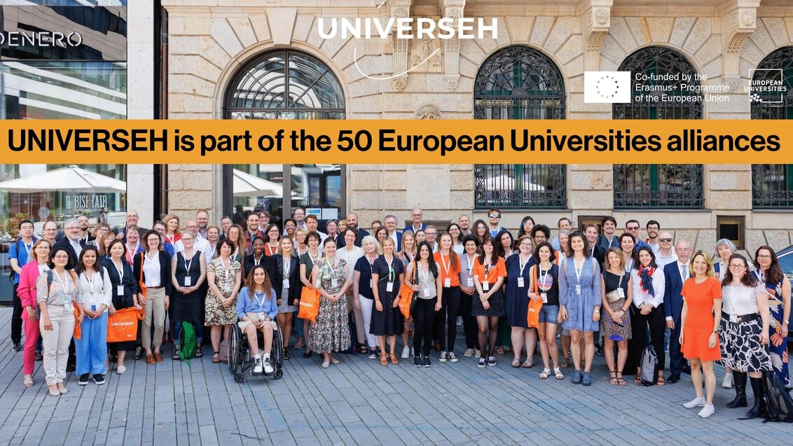 Grupowe zdjęcie kilkudziesięciu przedstawiciele uczelni tworzących konsorcjum UNIVERSEH.
