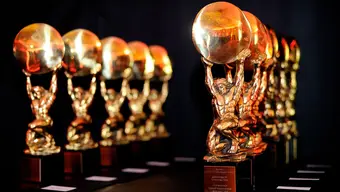 Na zdjęciu stojące w dwóch rzędach pamiątkowe statuetki.