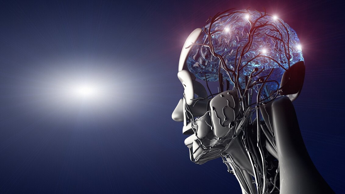 Kolorowa grafika ilustracyjna przedstawiająca z półprofilu humanoidalną głowę-czaszkę z częściowo widocznymi połączeniami "neuronowymi".
