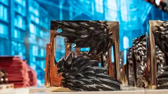 Na zdjęciu pamiątkowe statuetki w postaci dwóch skrzydeł ułożonych jedno pod drugim.