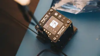 Satelita (niewielki sześcian) położony na stole