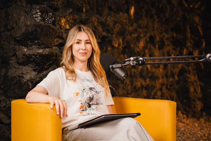 Studio nagrań Bunkra Nauki. W żółtym fotelu siedzi Natalia Schmidt-Polończyk