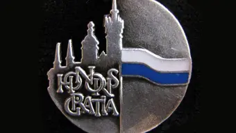 Na zdjęciu awers odznaki: po lewej stronie napis "honoris gratia", nad nim wierze zamku wawelskiego. Po prawej biało-niebieska flaga miasta.