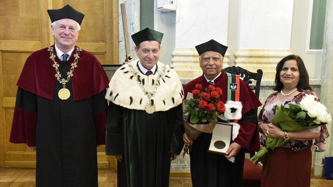 Na zdjęciu stoją obok siebie od lewej: Dziekan WIMiC prof. Jerzy Jedliński, Rektor AGH prof. Jerzy Lis, dr Mrityunjay Singh, małżonka dr. Singha.
