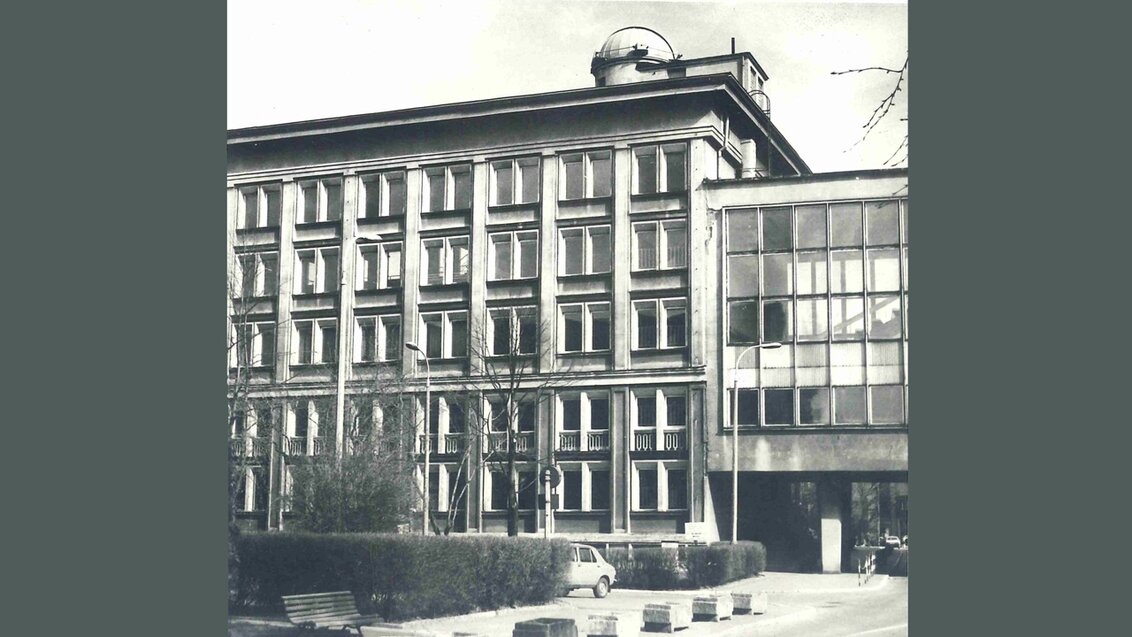Black and white photo. The building of the Faculty of Geo-Data Science, Geodesy, and Environmental Engineering with the observatory dome visible on its roof. Photo from the 1960s.