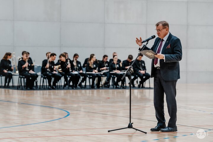 Nowa hala sportowa. Przy mikrofonie przemawia Rektor Jerzy Lis, w tle orkiestra reprezentacyjna AGH. 