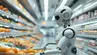 Robot humanoidalny poruszający się z wózkiem zakupowym między regałami w sklepie spożywczym.